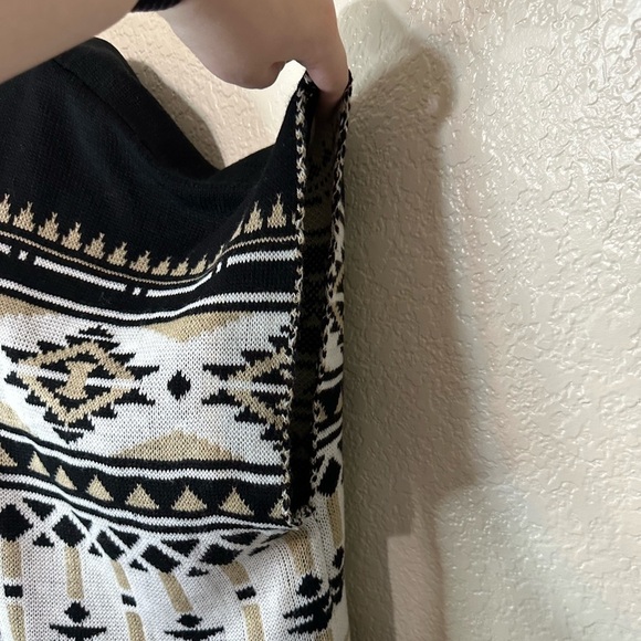 Nwot Love tree one size fits all poncho black, white and cream Aztec print - Picture 4 of 6
